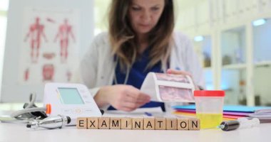 Kendini adamış bir sağlık uzmanı, çeşitli uzmanlık araçları kullanarak kapsamlı bir tıbbi muayene yapar.