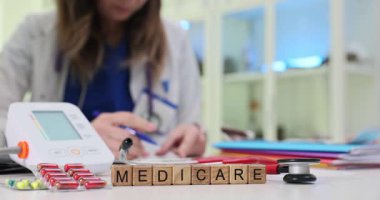 Kendini adamış bir sağlık uzmanı, sağlık hizmetleri detaylarını organize eder, mükemmel hasta bakımına bağlılığını gösterir.