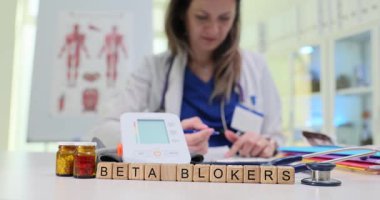 Modern sağlık hizmetlerindeki gelişmeleri vurgulayan, beta blokörler üzerine yetenekli bir tıbbi çalışma.