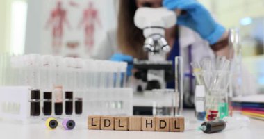 LDL ve HDL kolesterolünün detaylı laboratuvar analizi ileri mikroskop teknikleri yardımıyla gerçekleştirildi.