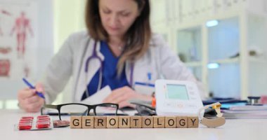 Gerontoloji üzerine özenle çalışan, yaşlanma ve optimal yaşlı bakımına odaklanan yetenekli bir sağlık uzmanı.