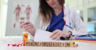 Tıbbi bir ortamda bir sağlık uzmanı gerektiğinde penisilin için uzmanca reçete yazmaktadır.