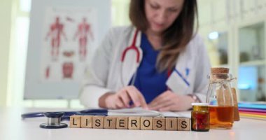 Klinik sağlık ortamında listeriyozu iyice analiz eden kendini adamış bir sağlık uzmanı.