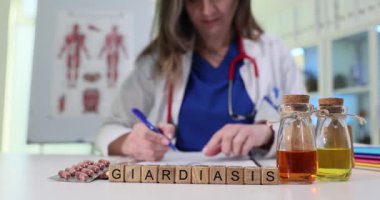 Bir sağlık hizmeti sağlayıcısı, hem ilaç hem de ekstrakt yoluyla giardiyasyonun tedavisini özenle belgelemektedir.