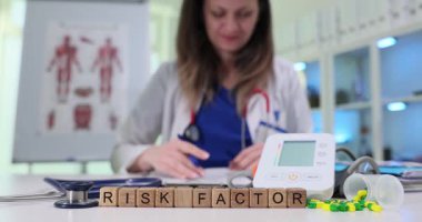 Bir sağlık uzmanı, sağlık ortamında risk faktörlerini inceleyerek, sağlık denetimini ön plana çıkarır.