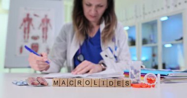 Kendini adamış bir sağlık çalışanı makrolitleri, tıbbi referanslar ve detaylı notlarla analiz eder.