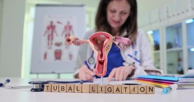Tüpleri bağlama kavramını araştırın. Kadın sterilizasyonu için yapılan cerrahi bir prosedür..
