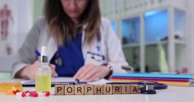 Bir sağlık uzmanı, klinik sağlık ortamında porfiri hakkında özenle notlar yazar.
