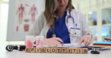 Bir sağlık uzmanı klinik ortamda anahtar detayları ve epiglottit hakkındaki bilgileri ayrıntılı bir şekilde gözden geçirir.