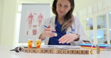 Menieres hastalıklarında uzman iyi eğitimli bir doktor hayati tıbbi araçlar ve temel kaynaklar sergiliyor.