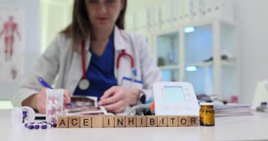 Yetenekli bir sağlık uzmanı, klinik bir ortamda ACE inhibitörlerini ayrıntılı bir şekilde gözden geçirir.