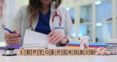 Bir sağlık uzmanı, ilaç ve detaylı notlar kullanarak hayati leptospirosis bilgilerini dikkatlice kaydeder.