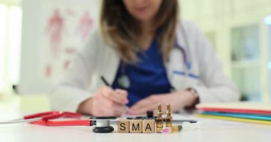 Klinik ortamda, bir sağlık uzmanı titizlikle tıbbi araçlar ve semboller kullanarak notlar yazar.