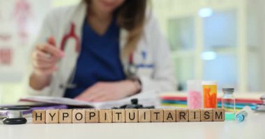 Laboratuvar malzemeleri ve araçları kullanarak hipopituiterizm üzerine süresiz araştırma yapan kendini adamış bir tıp uzmanı.