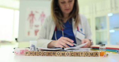 Kendini adamış bir doktor feokromositom araştırmalarını derinlemesine araştırır, gelişmiş tıbbi araçlar ve kaynaklarla çevrelenir.