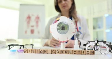 Göz kliniği ortamında çeşitli görüş düzeltme yöntemleri ve görsel yardımlar hakkında ilgi çekici bir tartışma