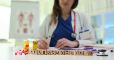 Kendini adamış bir sağlık çalışanı rabdomiyoliz teşhisine bağlı bir laboratuvar örneğini titizlikle inceliyor.