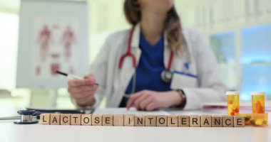 Bir sağlık uzmanı laktoz duyarlılığını ve ilaç seçeneklerini klinik ortamlarda tartışır