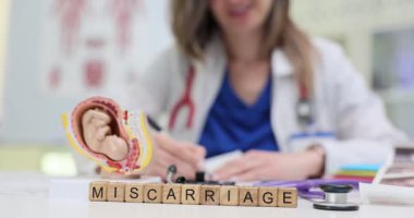 Bir tıp uzmanı düşük konusunu tartışır, eğitimin önemini ve bu konudaki farkındalığı vurgular