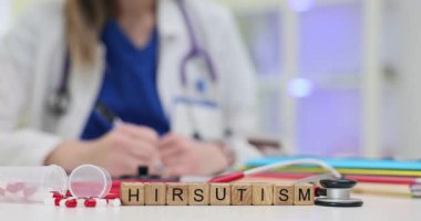 Kendini adamış bir sağlık uzmanı, teşhis ve tedavi seçeneklerini incelerken hirsutizmi de iyice araştırır.