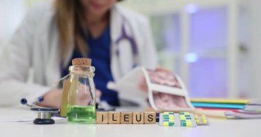 Bir sağlık uzmanı tıbbi verileri klinik bir ortamda inceleyerek önemli sağlık kavramlarını gösterir..