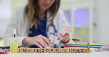 Bir sağlık uzmanı, hasta tedavisini geliştirmek için laboratuvarda karmaşık bir bağışıklık yetmezliği bozukluğunu analiz eder.