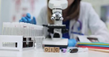 Devam eden araştırma projeleri için güçlü bir mikroskop ve test örneklerinin yer aldığı Wellorganize bir laboratuvar sahnesi.