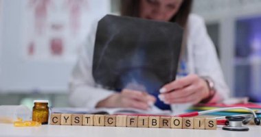 Yetenekli bir sağlık uzmanı, kistik fibrozis ile ilgili bir röntgen görüntüsünü dikkatle inceler.