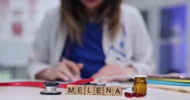 Doktor, danışma sırasında çeşitli araçlar, ilaçlar ve sağlık kaynakları kullanarak melena 'yı tartışıyor.
