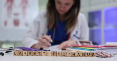 Bir sağlık uzmanı özenle not alırken Barrett Esophagus 'un verilerini dikkatlice inceliyor.
