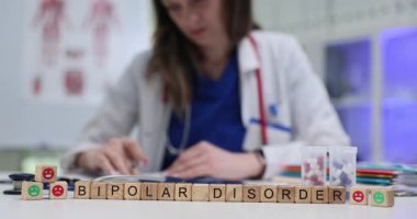 Bir tıp uzmanı, manik depresif bozuklukları detaylı bir şekilde analiz ediyor ve değerlendiriyor.