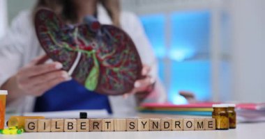 Bilgili bir sağlık uzmanı Gilbert Sendromunu kapsamlı eğitim materyalleri kullanarak ayrıntılı bir şekilde açıklıyor.