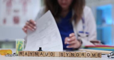 Bu bilgilendirici görsel kaynakta Reynaud sendromunun nedenlerini, belirtilerini ve tedavilerini araştırın.