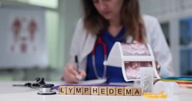 Bir sağlık uzmanı, lenfobmayı araçlarla inceleyerek, daha iyi sonuçlar için hasta bakımı ve eğitime odaklanır.