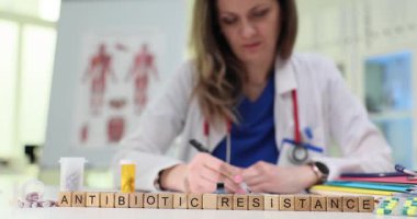 Bir sağlık uzmanı etkili görsel ve ilaç stratejileri kullanarak antibiyotik direncini araştırır.