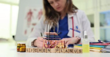 Daha iyi anlamak için anahtar araştırma araçları ve materyalleri vurgulayan Lichen Planus adlı bir tıp profesörü