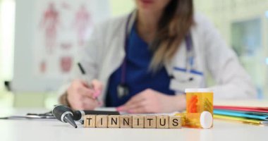 Nitelikli bir sağlık uzmanı tinitüsü inceler ve semptomlar ve tedavi seçenekleri hakkında bilgi verir