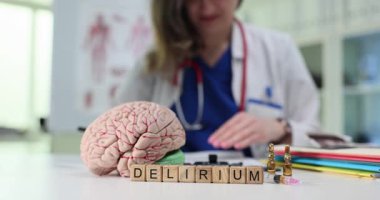 Kapsamlı bir tıbbi ortamda hezeyan ve beyin farkındalığının iç açıcı ve çekici bir temsili.