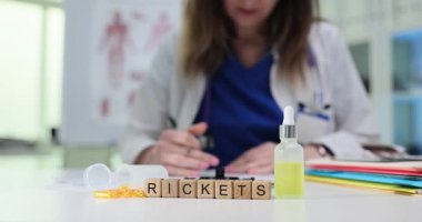 Bir sağlık uzmanı, teşhis ve tedaviye yardımcı olan ricketsrelated öğeler hakkında notlar inceler