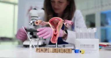 Kadın sağlığını geliştirmek için modeller ve laboratuvar ekipmanları kullanarak PAP test sürecinin derinlerine inmek