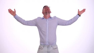 Bir adam coşkuyla kollarını açıp kutlama yapıyor, tam anlamıyla neşe, özgürlük ve yaşam sevinci.