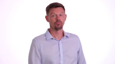 Şık ve şık bir adam karizmasını ve çekiciliğini açık ve çekici bir arkaplanda sergiliyor.