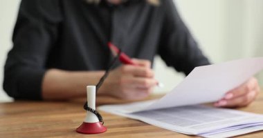 Kağıt üzerinde canlı kırmızı bir kalemle yazan bir kişi yaratıcılığını ve üretkenliğini organize bir şekilde gösterir.