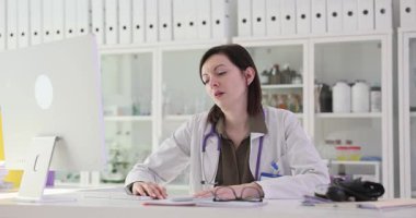 Bitap düşmüş bir tıp uzmanı kafasını iş yerindeki masaya koydu. Doktorun dinlenmeye ihtiyacı var. Hastanede geçirdiği yoğun vardiyadan sonra aşırı yorgunluk gösteriyor.