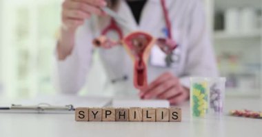 Klinikte rahim modeli gösteren doktorlara karşı küp kelime frengisi. Kadın jinekolog tehlikeli hastalıkların yayılmasını açıklıyor.