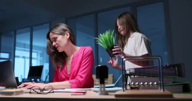 Oyuncu kız, ev bitkisinin anne işyerindeki önemli sözleşmeye zarar verdiğini söylüyor. Şok olmuş iş kadını okullu kızı ofisteki numaralarından dolayı azarladı.