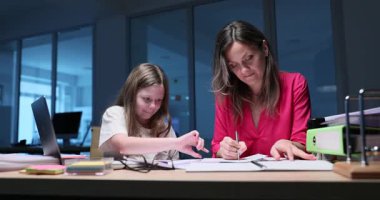 Odaklanmış kadın evrak işleriyle uğraşırken kızı da geç saatlere kadar ofiste kalan rapor sayfasını çıkartıyor. Hasarlı bir anlaşma ve mutlu bir kız ile annesini şok etti.