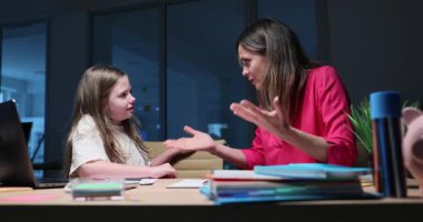 Sinirli bir anne, kızıyla ödevinin gece masasında bitmesi hakkında tartışır. Sınavda başarısız olan liseli kızla konuşan kadın ağır çekimde evde yatıyor.