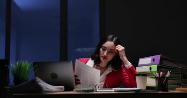 Yorgun iş kadını karanlık odada bir yığın belgeyi inceliyor. Uykulu ofis çalışanı masada oturur ve uyanık kalmaya çalışır. Yavaş çekim