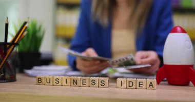 Kadın ofis çalışanı bir sürü banknot sayıyor. İş kadını, iş fikrini hayata geçirmek için bütçe gerektiğini düşünüyor. Yavaş çekim